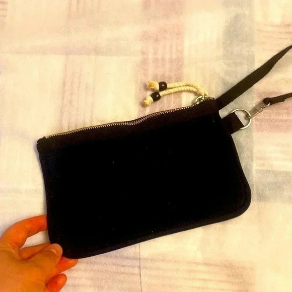 ROOTS mini pouch for anything 🤔 - Picture 3 of 5